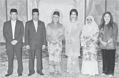  ??  ?? MESRA: Mat Sabu (dua kiri) bersama isterinya Normah (dua kanan) merakam kenangan bersama Tun Taib dan Toh Puan Datuk Patinggi Ragad Kurdi Taib.