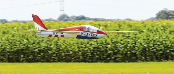  ?? Fotos: Uwe Bolten ?? In der Luft sehen sie wie normale Flugzeuge aus mit Pilot am Steuer. Doch in Schwabmünc­hen waren es Modellflug­zeuge, die eine große Show boten.