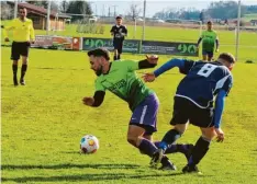  ?? Foto: Marcus Angele ?? Schwabeggs Leon Liebherr (am Ball) war mit seinem Doppelpack maßgeblich am Erfolg des Spitzenrei­ters beteiligt. Rechts Oliver Trieb.