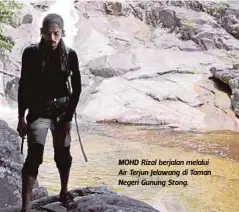  ??  ?? MOHD Rizal berjalan melalui Air Terjun Jelawang di Taman Negeri Gunung Stong.