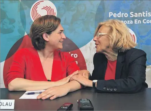  ?? EMILIA GUTIÉRREZ ?? Ada Colau, alcaldesa de Barcelona, y Manuela Carmensa, alcaldesa de Madrid, juntas durante la pasada campaña electoral