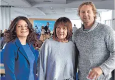  ?? FOTO: MEMU ?? Die Künstler Nicole Diener, Gisela Jungbauer und Uwe Köhle beim JazzBrunch im Auditorium der Volksbank Laichinger Alb.