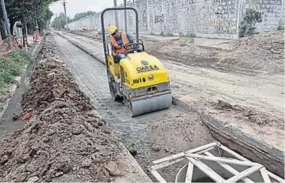  ?? (RAIMUNDO VIÑUELAS) ?? Calle Defensa. La Provincia ejecuta por esa arteria el nexo cloacal que permitirá las conexiones.