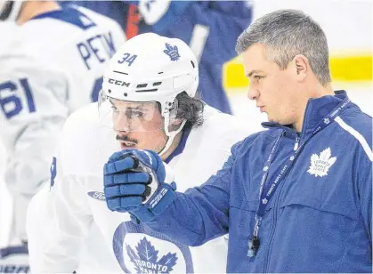  ?? POSTMEDIA NEWS ?? Sheldon Keefe, chatting with Auston Matthews during a practice, says motivation is a personal thing and that he doesn’t rely on one communicat­ion style.