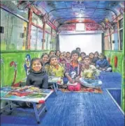  ?? HT ?? ■
Slum kids enjoying the class inside Shiksha Express.