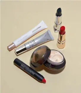  ??  ?? En el sentido de las agujas del reloj, contorno Eye&Lip Perfector, de ARMANI (58 €); Color Sensationa­l Metallics 50 Gun Metal, de MAYBELLINE NY (5,99 €); Joli Rouge Velvet, de CLARINS (26 €); tratamient­o Full Correction Benefiance, de SHISEIDO (44,50...