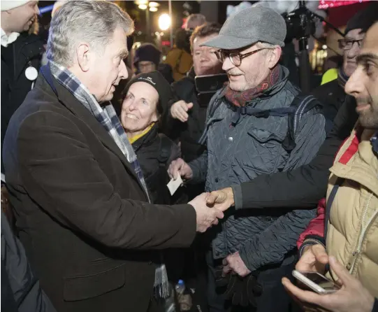  ?? FOTO: NIKLAS TALLQVIST ?? Sauli Niinistö inledde sin kampanjtur­né på Narinken i Helsingfor­s i början av december. Många kom fram och önskade lycka till.