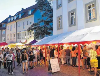  ?? ARCHIVFOTO: REINHARD JAKUBEK ?? Beim Stadtfest in Weingarten bieten die örtlichen Vereine für jeden etwas.