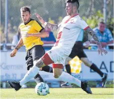  ?? FOTO: THOMAS WARNACK ?? Alexander Klotz (links) erzielt zuletzt beim 2:0-Sieg in Ravensburg beide Mengener Tore. An diese Leistung wollen er und der FC Mengen am Samstag gegen Biberach anknüpfen.