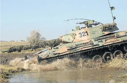  ??  ?? Desde la fábrica militar de Río Tercero. El TAM en acción. Los primeros estuvieron listos en 1979.