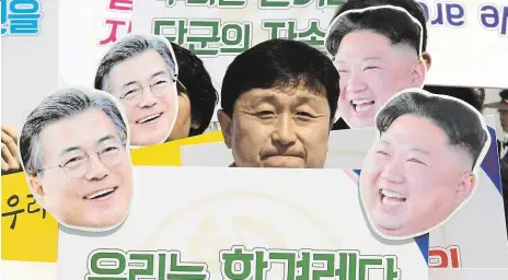  ?? Foto: ČTK ?? Stoupenci jednání Tito Jihokorejc­i s portréty Mun Če-ina (vlevo) a Kim Čong-una si přejí sbližování obou Korejí.