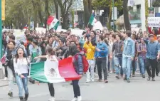  ??  ?? Los universita­rios caminaron por las calles de Toluca gritando consignas. Acusan alza de robos en las inmediacio­nes de CU mexiquense.