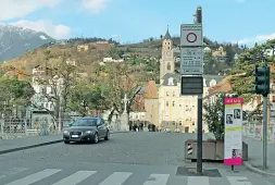  ??  ?? Confine Cartelli e telecamere poste all’imbocco del centro storico