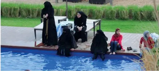  ??  ?? Donne musulmane a bordo vasca, alcune con il burkini. La scuola di Basilea prima di sanzionare la coppia islamica di origini turche per aver vietato alle figlie di partecipar­e alle lezioni di nuoto, aveva proposto di far indossare alle due bambine un...