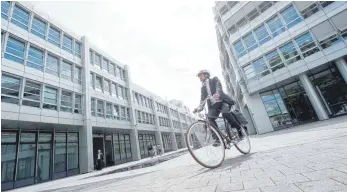  ?? FOTO: DPA ?? Ein Dienstfahr­rad macht’s möglich: Auf dem Weg zur Arbeit nicht im Stau stehen und dabei noch etwas für die Gesundheit tun.