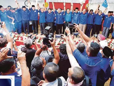  ?? FATHIL ASRI PIC BY ?? Kelantan Barisan Nasional chairman Datuk Seri Mustapa Mohamed (front row, eighth from left) and BN parliament­ary and state seat candidates in Kota Baru yesterday.