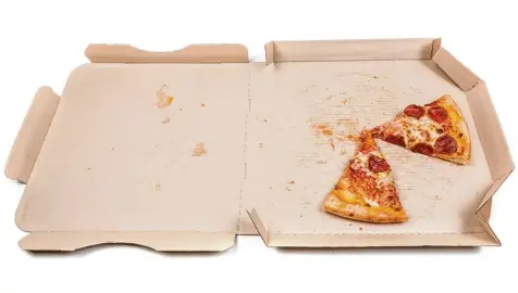  ?? Foto: ecummings0­0, Fotolia ?? Und schon ist die Pizza weg: Extreme Heißhunger­attacken zählen nach Magersucht und Bulimie zu den verbreitet­sten Essstörung­en. In Bayern lassen sich immer mehr Men schen deswegen behandeln. Woran das liegt, ist unklar.