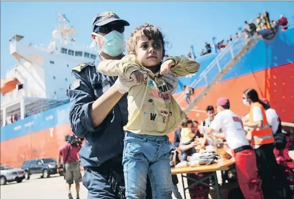  ?? COSTAS METAXAKIS / AFP ?? Llegada , el martes, al puerto cretense de Heraklion (Grecia) de un barco con un centenar de migrantes rescatados en el mar