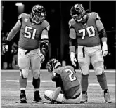  ?? CURTIS COMPTON/TNS ?? Falcons quarterbac­k Matt Ryan, center, suffered an ankle injury against the Rams on Sunday.