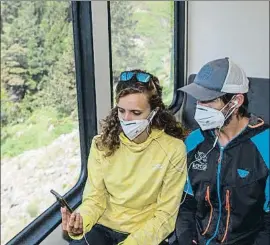  ?? FGC ?? Dos excursioni­stas en el cremallera de la Vall de Núria
