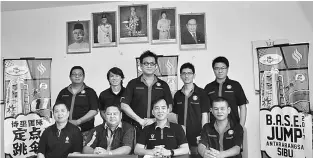  ??  ?? (Seated second right) Hii with the organising committee at the press conference.