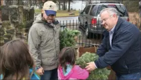  ?? SUBMITTED PHOTO ?? Frank Vogan, sponsor of the wreaths and an Army veteran and former air defense artillery officer, hands out wreaths to volunteers.