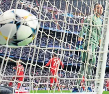  ??  ?? DESVENTAJA. El gol de Kimmich en el Bernabéu no sirivió para que el Bayern pasara a la final.