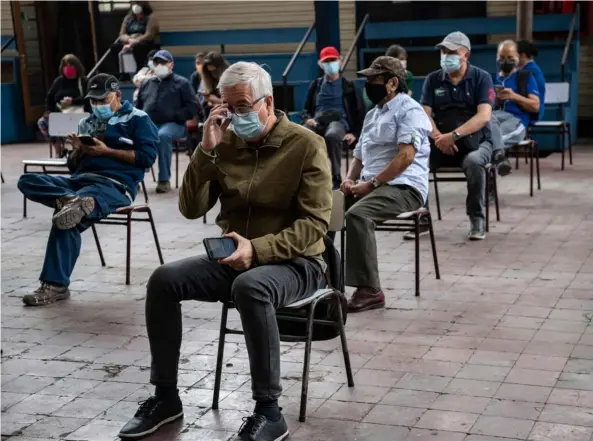  ?? AfP ?? Ayer, maestros esperaban su turno para recibir la vacuna de fabricació­n china en un centro de inmunizaci­ón en Santiago, Chile.