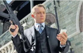  ??  ?? Daniel Craig u sceni iz filma “Casino Rayale”, koji se može pohvaliti da je ostvario najveću zaradu u slavnom serijalu. Znate li koliku?