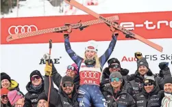  ?? PONTUS LUNDAHL/TT NEWS AGENCY/AFP VIA GETTY IMAGES ?? Mikaela Shiffrin celebrates with her team after winning the giant slalom at Are, Sweden.