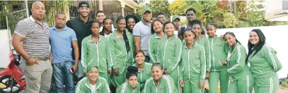  ??  ?? El exlanzador José Canó con la selección de béisbol femenino de la Zona Este, representa­da por San Pedro de Macorís.