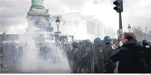  ?? YOAN VALAT / EFE ?? Los manifestan­tes se enfrentan a la Policía en la plaza de la Bastilla.