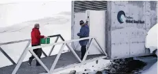  ?? FOTO: DPA ?? Kisten mit Pflanzensa­men werden in die im norwegisch­en Spitzberge­n gelegene Samenbank Svalbard Global Seed Vault gebracht.
