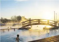  ??  ?? Der Kälte trotzen – wohlig warmes Thermenwas­ser (bis 34 Grad) in den neuen Chiemgau Thermen in BAD ENDORF