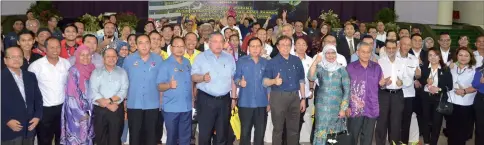  ??  ?? Abang Johari (front row, third right) – flanked by Dr Rundi on his right and Rodziah – shows his thumbs-up to the camera during a group photo with townhall participan­ts at Bintulu Civic Centre. With him are (front row, from right) Talib, Tiong, Chukpai and Jack.