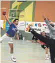  ?? FOTO: CHRISTIAN GERARDS ?? Simon Storz (mit Ball) von der HSG Rietheim-Weilheim erzielte am Samstagabe­nd in der Tuttlinger Kreissport­halle acht Treffer beim 25:19-Sieg seiner Mannschaft gegen das Team Esslingen.