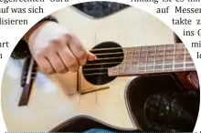  ?? ?? Handgemach­t von dieser Hand: Max Spohn spielt auf einer Spohn-gitarre.