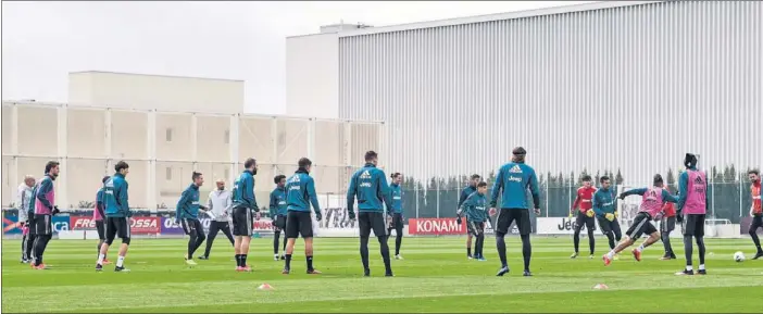  ??  ?? Los jugadores de la Juventus hacen un rondo durante el último entrenamie­nto del equipo antes del clássico contra el Inter de Milán en Turín.