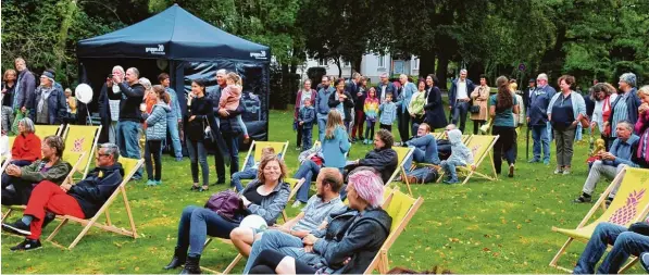  ?? Fotos: Bernd Hohlen ?? Chor Probe einmal anders. Im Martini Park sitzen die Besucher des Theaterfes­ts und lauschen der Musik.