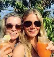  ??  ?? Salutista Gwyneth Paltrow con un’amica bevono un succo di carote biologiche (dal profilo Instagram dell’attrice)