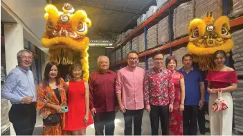  ?? ?? Phoong (fourth right) and Wong (fifth left) at Blue Chem warehouse during the Chinese New Year celebratio­n.