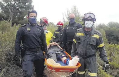  ?? SIAB ?? Bomberos, Policía Local y servicios sanitarios tuvieron que trasladar en camilla al herido en el Bartolo.