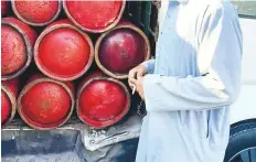  ?? Courtesy: Dubai Police ?? ■
The unlicensed gas cylinders stored in the cargo hold of the passenger bus without any safety mechanisms in place.
