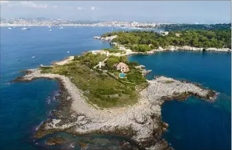  ?? (Photo drone Sébastien Botella) ?? La réserve située au Sud-est de la pointe de Bacon comprend également un haut-fond allant jusqu’à  mètres de profondeur.