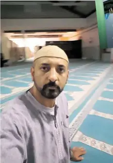  ??  ?? Der Journalist Shams UlHaq hat für sein neues Buch (kl. Bild) zwei Jahre lang undercover in Moscheen recherchie­rt.