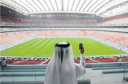  ?? TOI SFAFFENBAC­H /  E  E ?? Plànol general de l’estadi Al Bayt, a Al Khor, una dels vuit seus oficials del Mundial