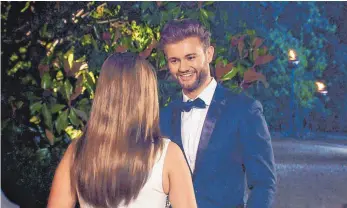  ?? FOTO: MG RTL D ?? Die erste Begegnung: Der Bad Saulgauer Daniel Lott stellt sich in der RTL-Flirtshow „Die Bacheloret­te“Nadine vor.