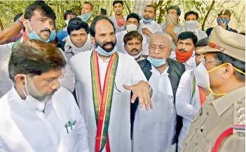  ?? — S. SURENDER REDDY ?? TPCC president N. Uttam Kumar Reddy and other Congress leaders inspect the alleged encroached land of the Osmania University at DD Colony in Hyderabad on Sunday.