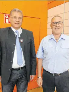  ?? FOTO: MARTIN BAUCH ?? Bürgermeis­ter Gunter Bühler (links) mit Roland Humml.