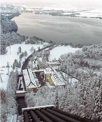  ?? Foto: Frank Mächler, dpa ?? Das Walchensee Kraftwerk an den bayerische­n Alpen ist ein bekanntes, lebendes Industried­enkmal. Es gehört der deutschen Uni per Gruppe. Diese will jetzt ein finnischer Energiekon­zern übernehmen.